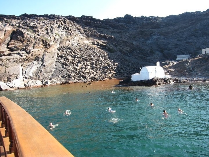 the hot springs in santorini