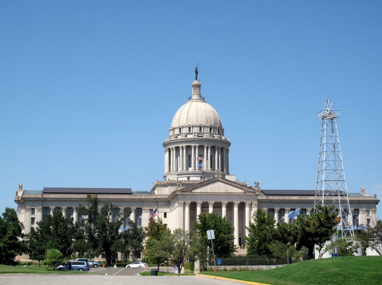 oklahoma city's capitol building sits atop an active oil well